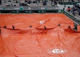 Fransa Açık’ta Djokovic-Thiem maçı ertelendi